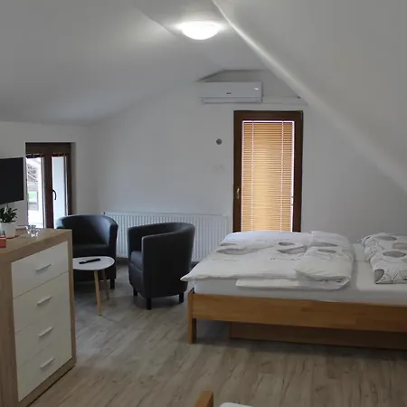 Nice Accomodation 3 In Апартаменты Микулов